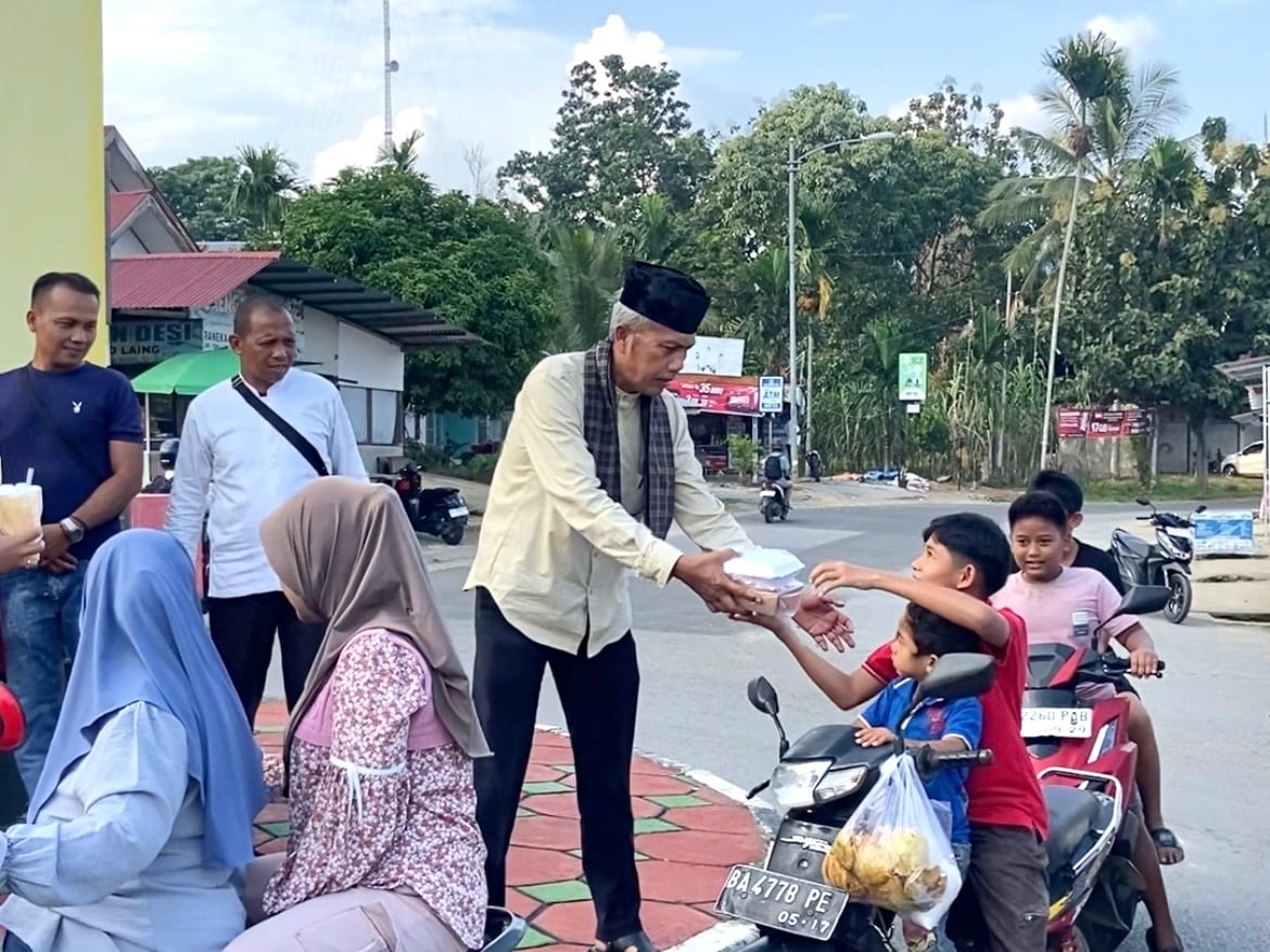Pegawai DisperkimLH dan DWP Berbagi Takjil Gratis di Simpang Lima Laing
