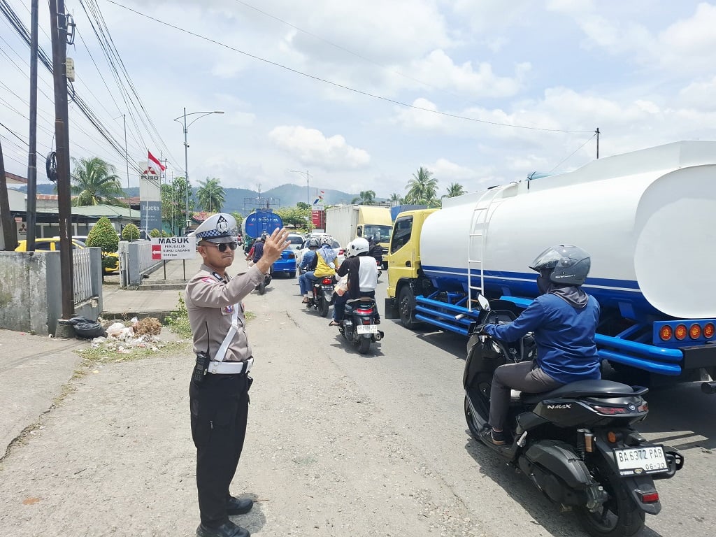 Pasca Lebaran, Polisi Siaga Atur Kepadatan Kendaraan di Kota Solok