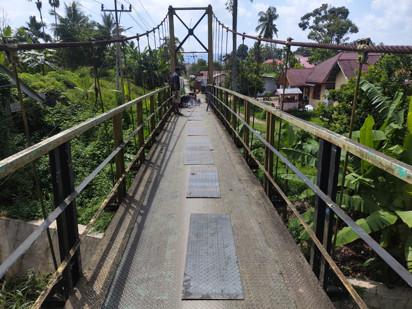 Jaga Keselamatan Warga, Dinas PUPR Perbaiki Jembatan Gantung Bawah Bungo