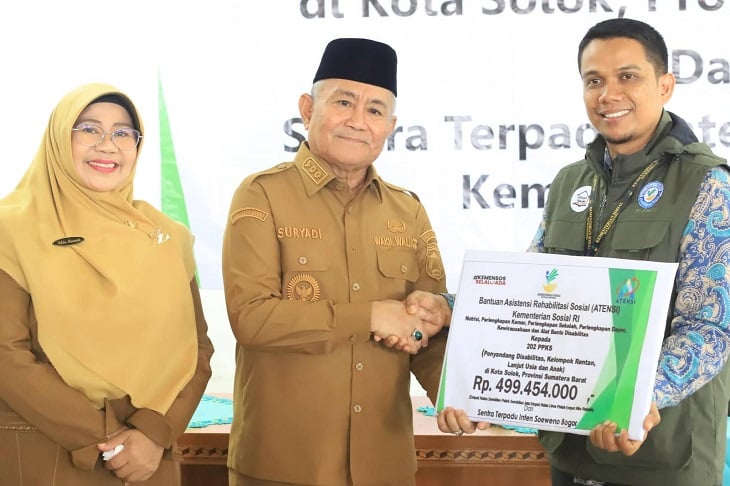 Pemko Solok Salurkan Bantuan ATENSI Kemensos kepada 202 Warga Rentan