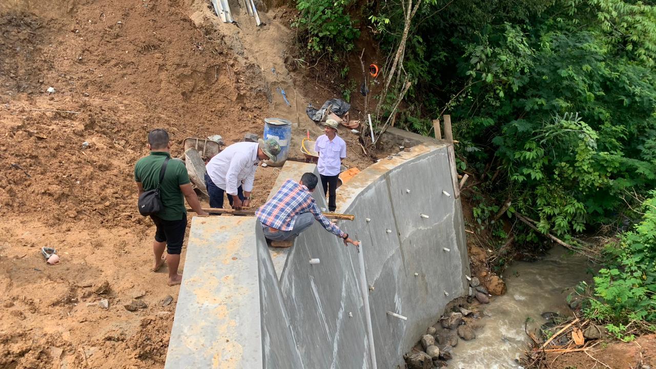 Cegah Longsor dan Erosi, Dinas PUPR Kota Solok Bangun Dinding Penahan Tebing Bandar Imang Payo