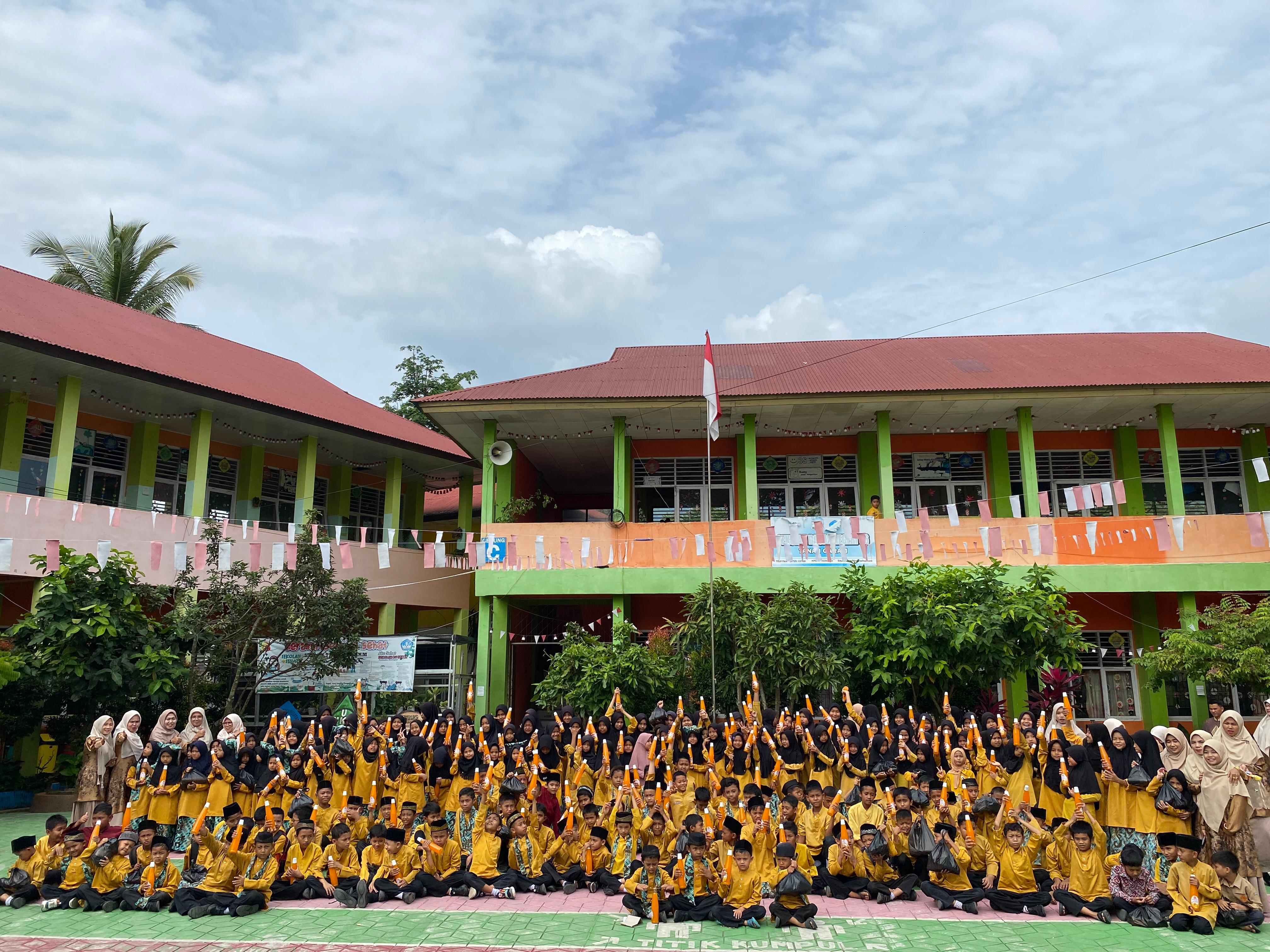 SDN 06 Tanah Garam Bagikan Paket Ramadhan kepada Siswa dan Masyarakat Sekitar Sekolah