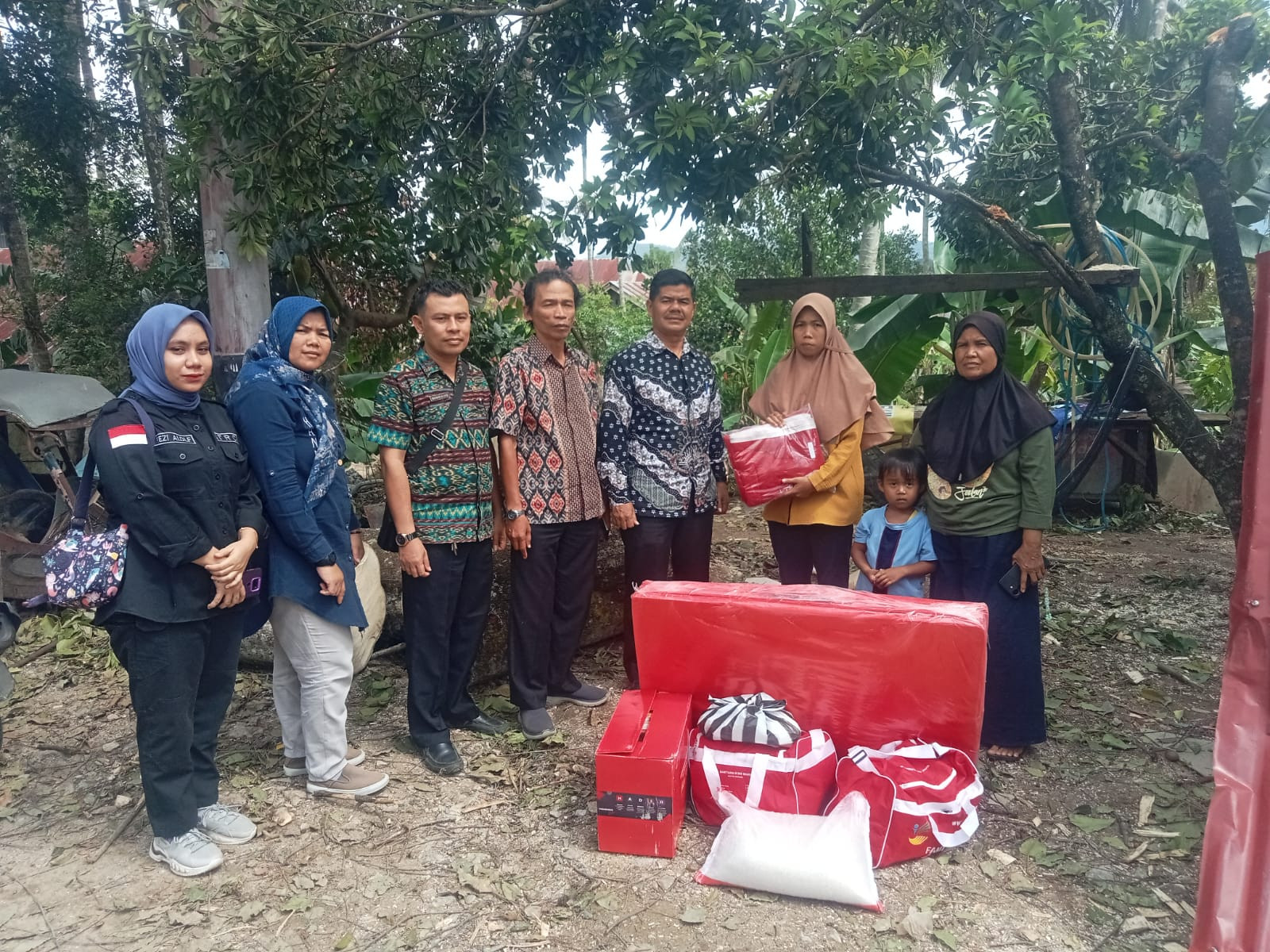 Dinas Sosial Salurkan Bantuan Sandang dan Makan Bagi Korban Pohon Tumbang