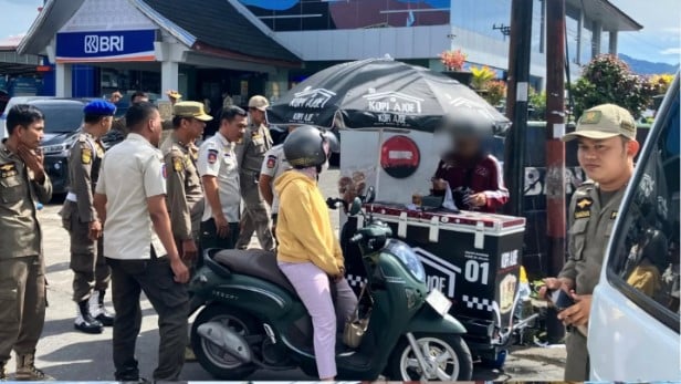 Jaga Ketertiban Umum, Satpol PP dan Damkar Kota Solok Tertibkan PKL