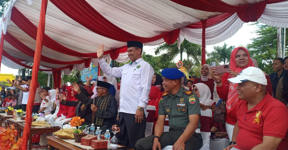 Madrasah Meriahkan Pawai HUT ke-80 RI, Kakan Kemenag Solok Apresiasi Semangat Kebangsaan Siswa