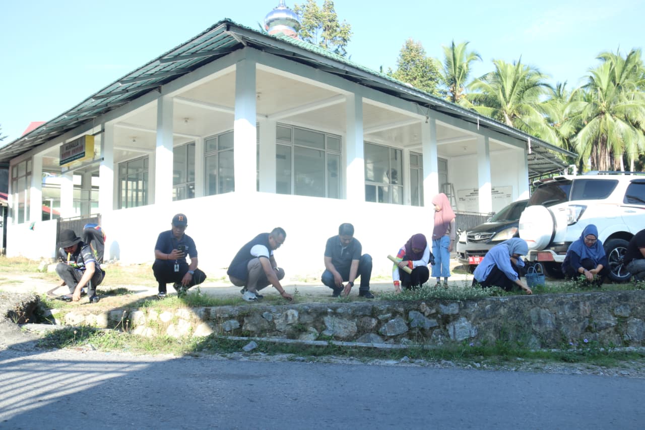 DPKUKM Gandeng Mahasiswa KKN dan Warga Gelar Gotong Royong di Masjid Baitul Amanah