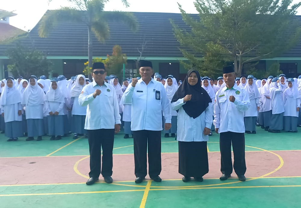 Jadi Pembina Upacara di MAN Kota Solok, Plt. Kakan Kemenag: Jadikan Madrasah Laboratorium Kebaikan