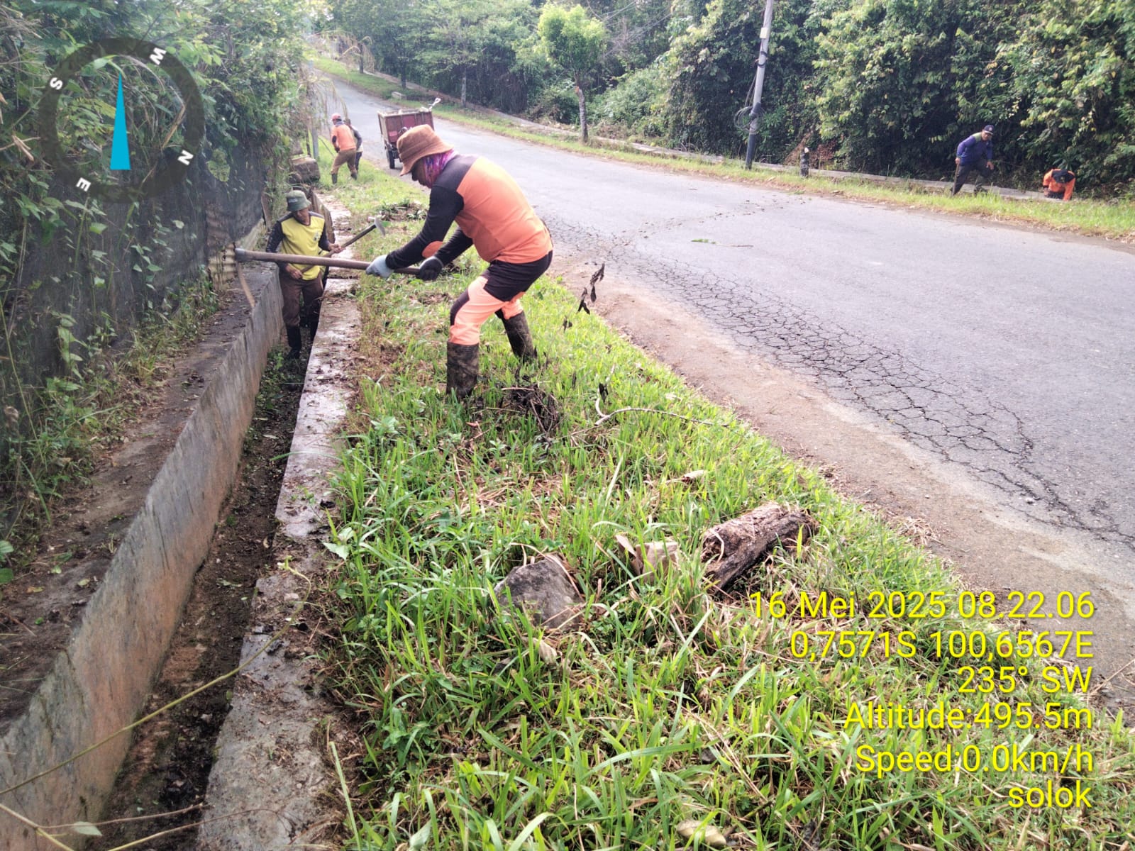 Bahu Jalan dan Drainase Dipenuhi Gulma dan Rumput Liar, DLH Solok Lakukan Aksi Bersih di Kawasan Perkantoran Laing