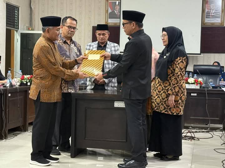 Menuju Birokrasi Efektif, DPRD Serahkan Rekomendasi SOTK ke Pemko Solok