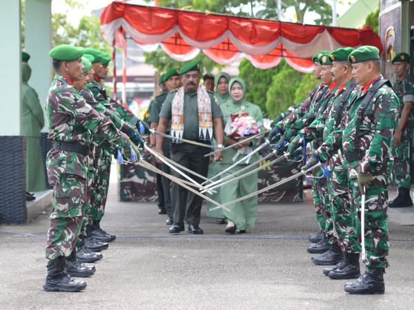 Dandim Solok Pimpin Upacara Purna Tugas Personel Kodim