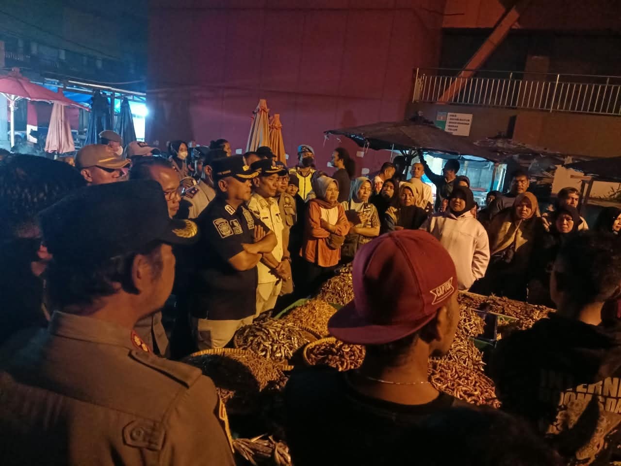 Jaga Ketertiban Kota, Tim Gabungan SK 4 Tertibkan Parkir Liar dan PKL di Kawasan Pasar Raya Solok 