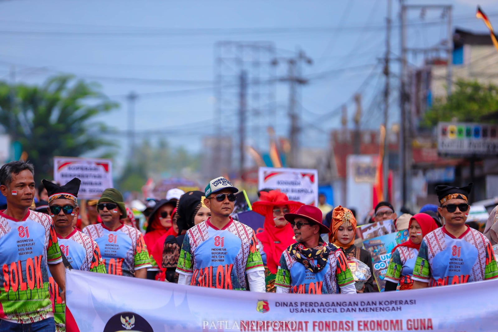 Padukan Edukasi dan Komedi, Kontingen DPKUKM Kota Solok Pukau Penonton Pawai Alegoris HUT ke-81 RI
