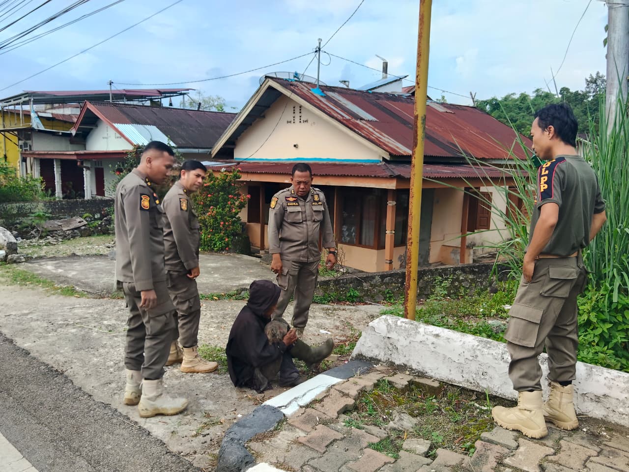 Amankan Pelayanan Publik, Satpol PP Kota Solok Respons Cepat Laporan ODGJ di Kantor DPMDPPKB