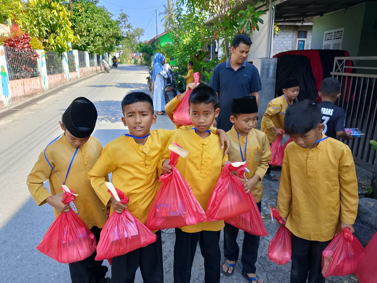 Sedekah Subuh Ramadhan, SDN 06 Tanah Garam Salurkan Ratusan Paket THR