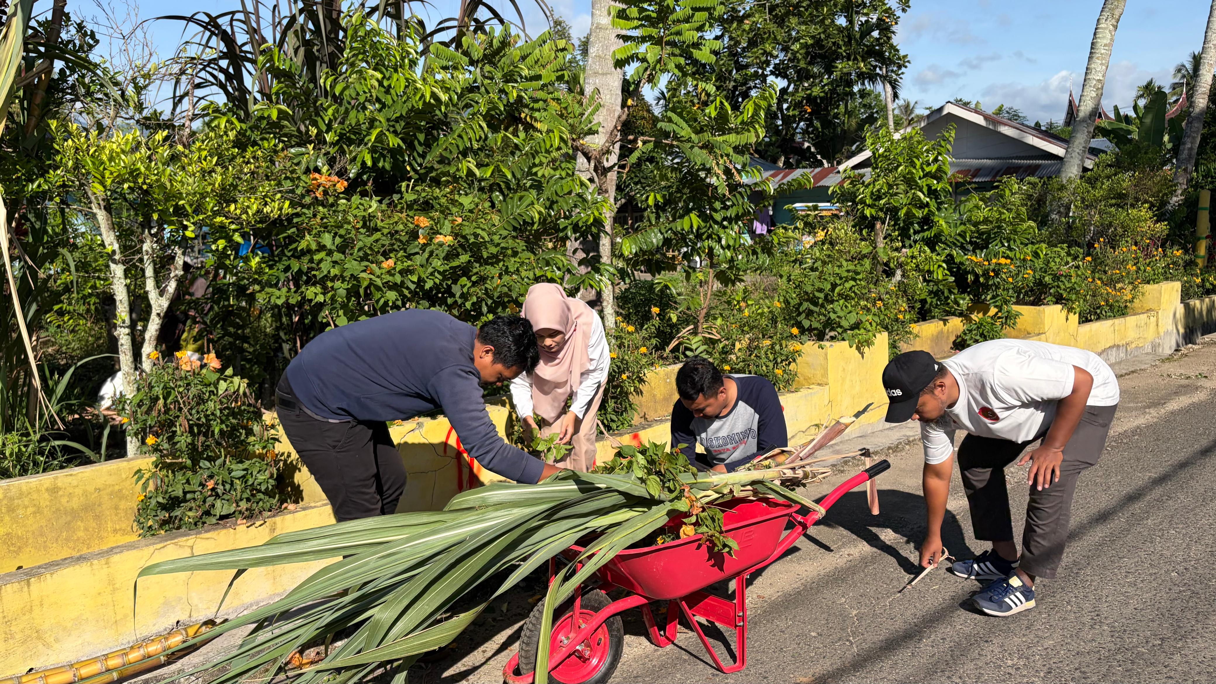 Diskominfo dan Dishub Gelar Gotong Royong Perdana Pasca Lebaran di Sinapa Piliang