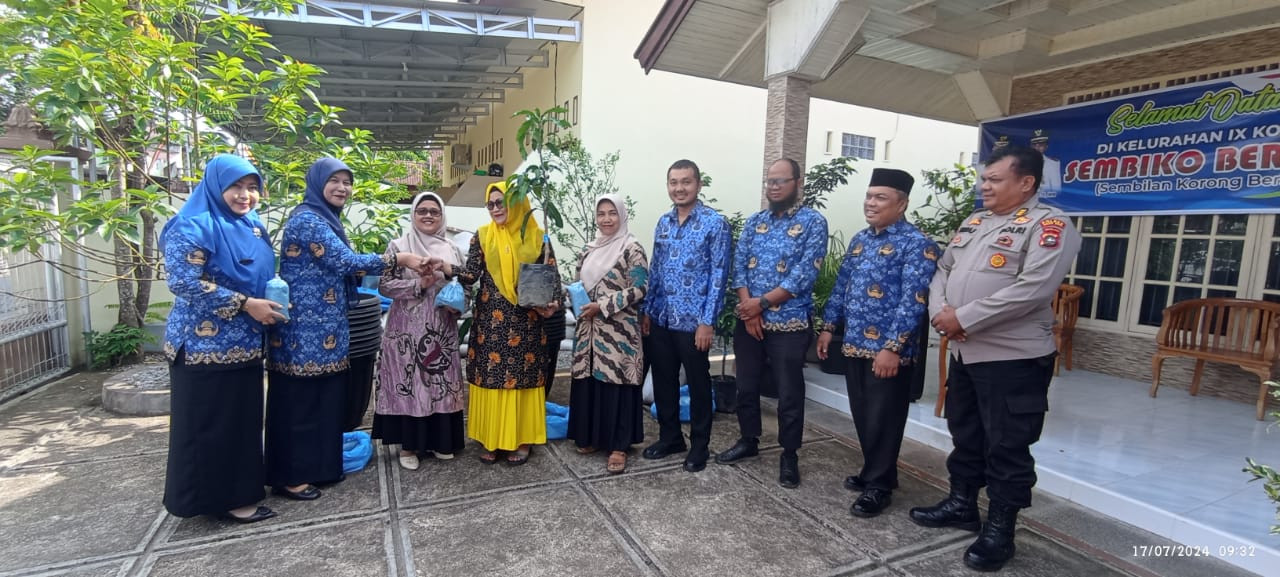 Dinas Pangan Kota Solok Menyerahkan Bantuan Tanaman Mangga Tabulampot ke Dasawisma IX Korong