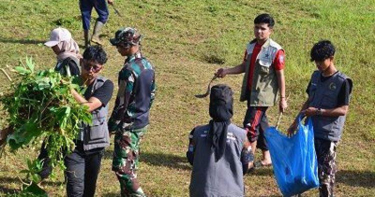 Jelang Pembukaan TMMD ke-125, Personel Kodim 0309/Solok Bersihkan Lapangan Upacara