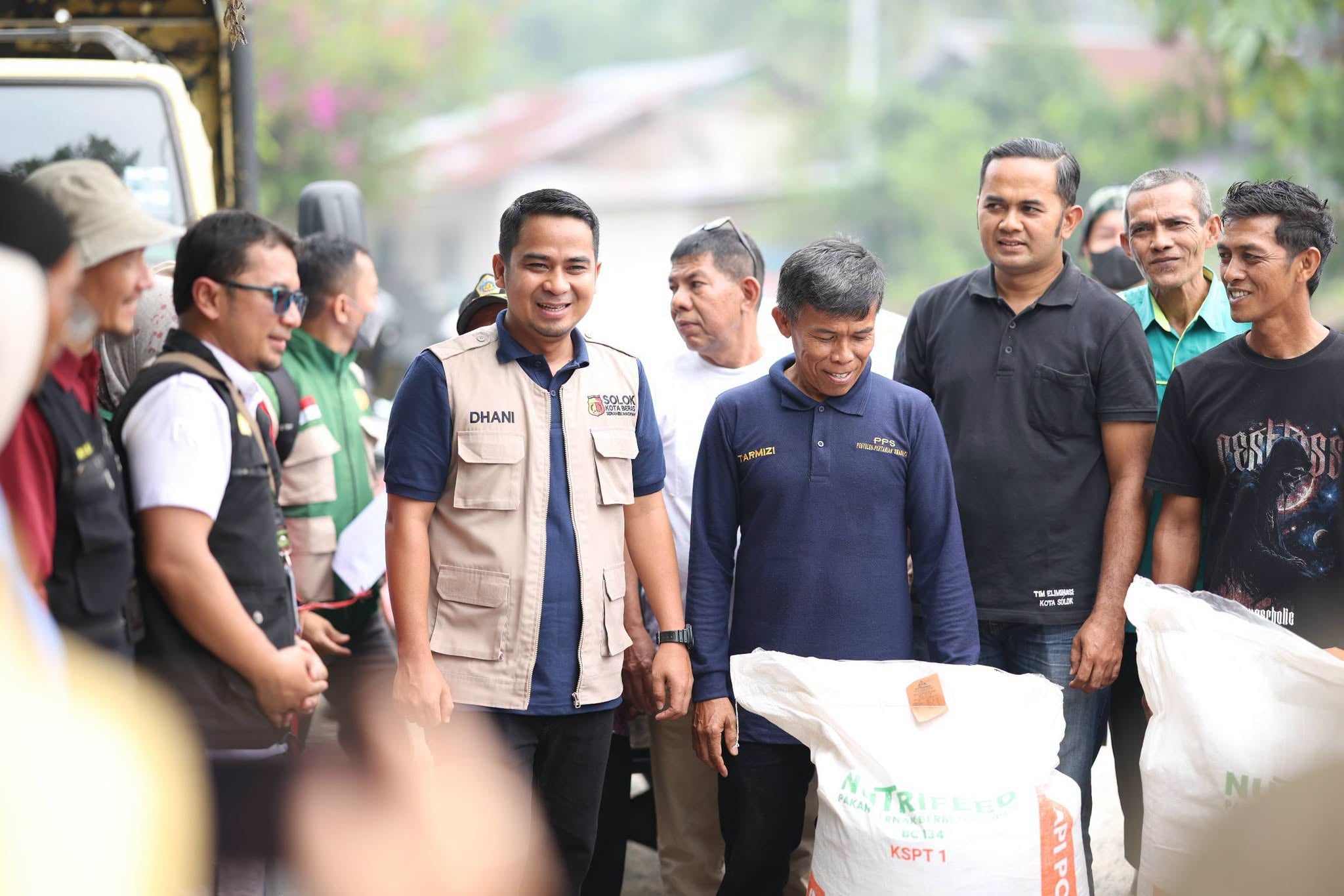 Pulihkan Ekonomi Warga Pascabanjir, Pemko Solok Salurkan 60,75 Ton Pakan Ternak