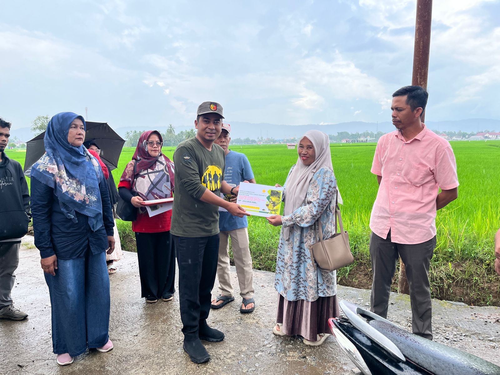 Pemko Solok Salurkan Bantuan Rehabilitasi Sawah Terdampak Banjir