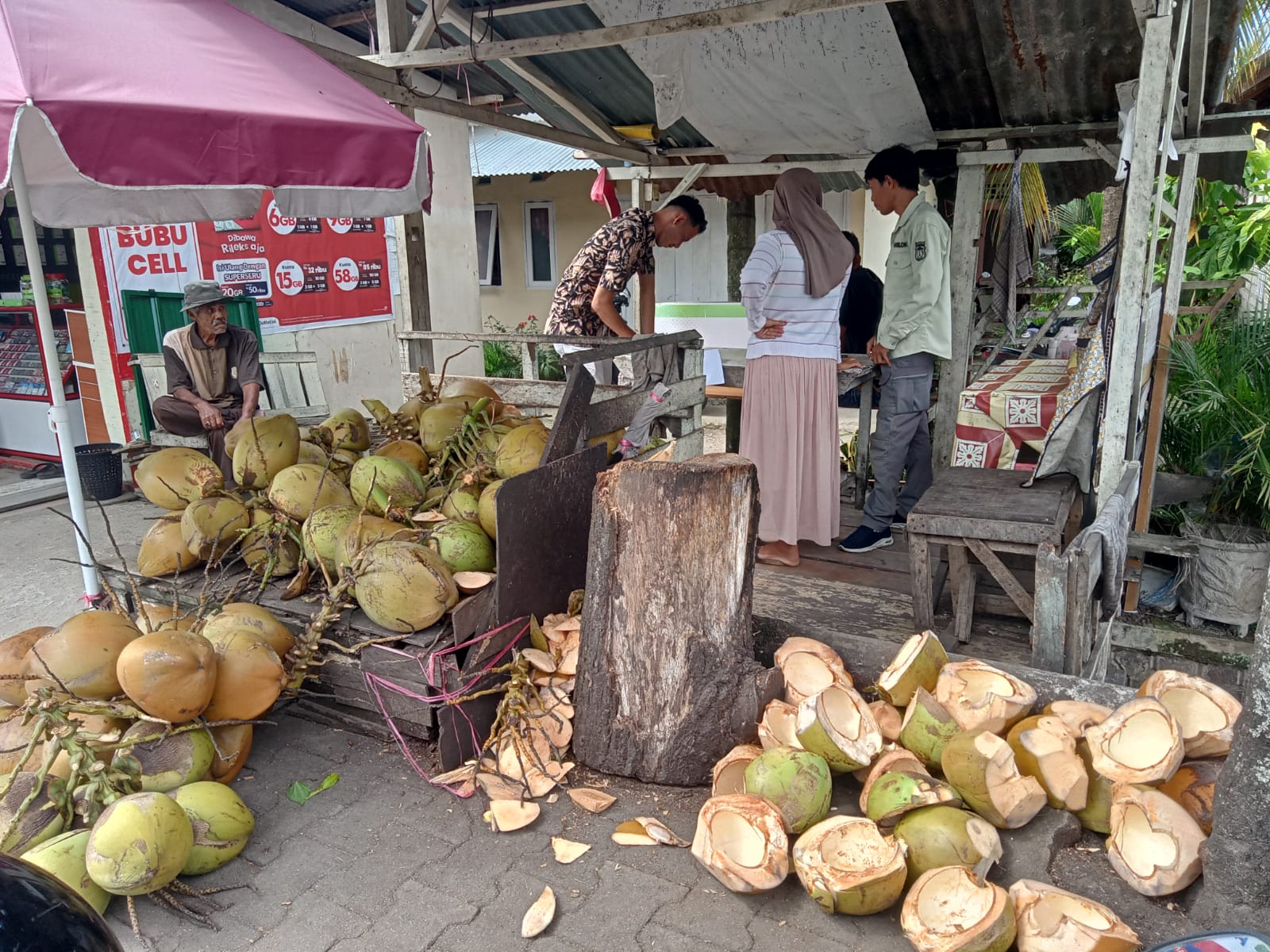 Kurangi Limbah Kelapa Muda, DLH Lakukan Pembinaan ke Pedagang