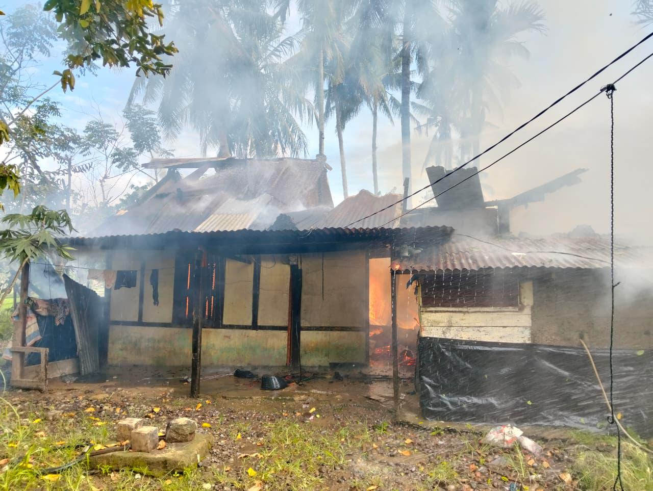 Kebakaran Rumah di Gawan Berhasil Dipadamkan, Damkar Kota Solok Bergerak Cepat Lakukan Penanganan