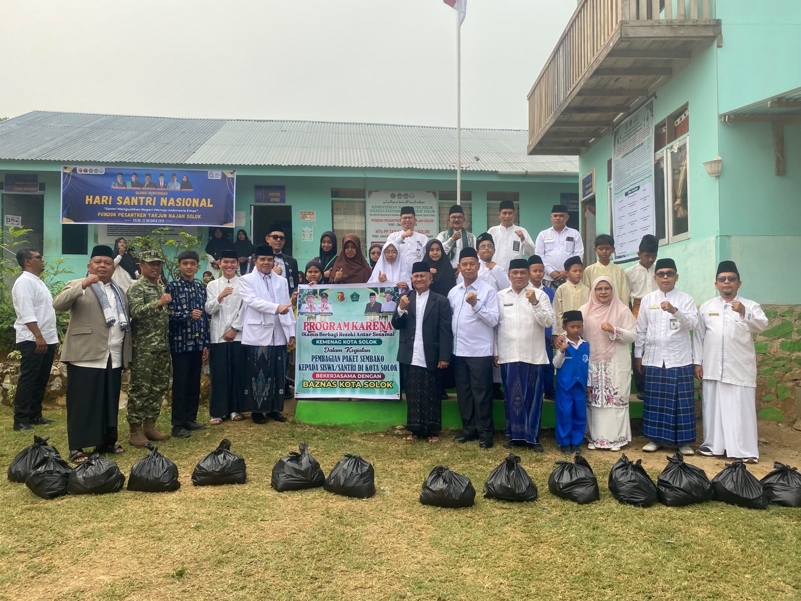 Peringati Hari Santri Nasional, BAZNAS Kota Solok Salurkan 15 Paket Sembako melalui Program KARENA
