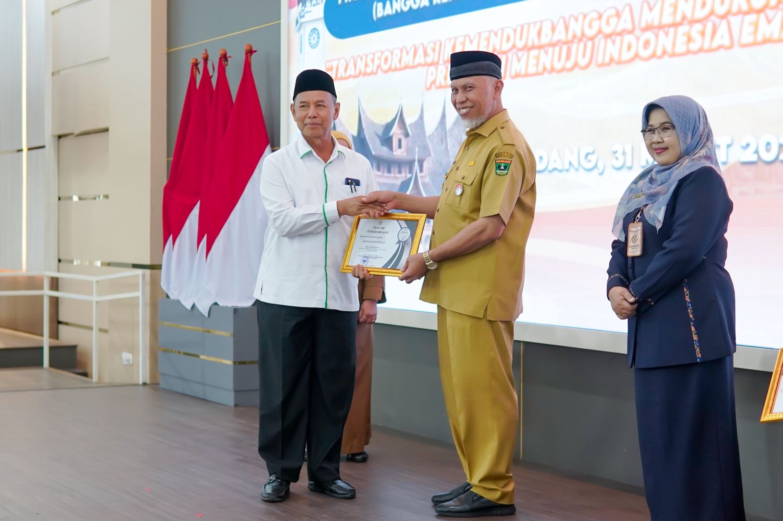 Dukung Penurunan Stunting, BAZNAS Kota Solok Terima Penghargaan dari BKKBN