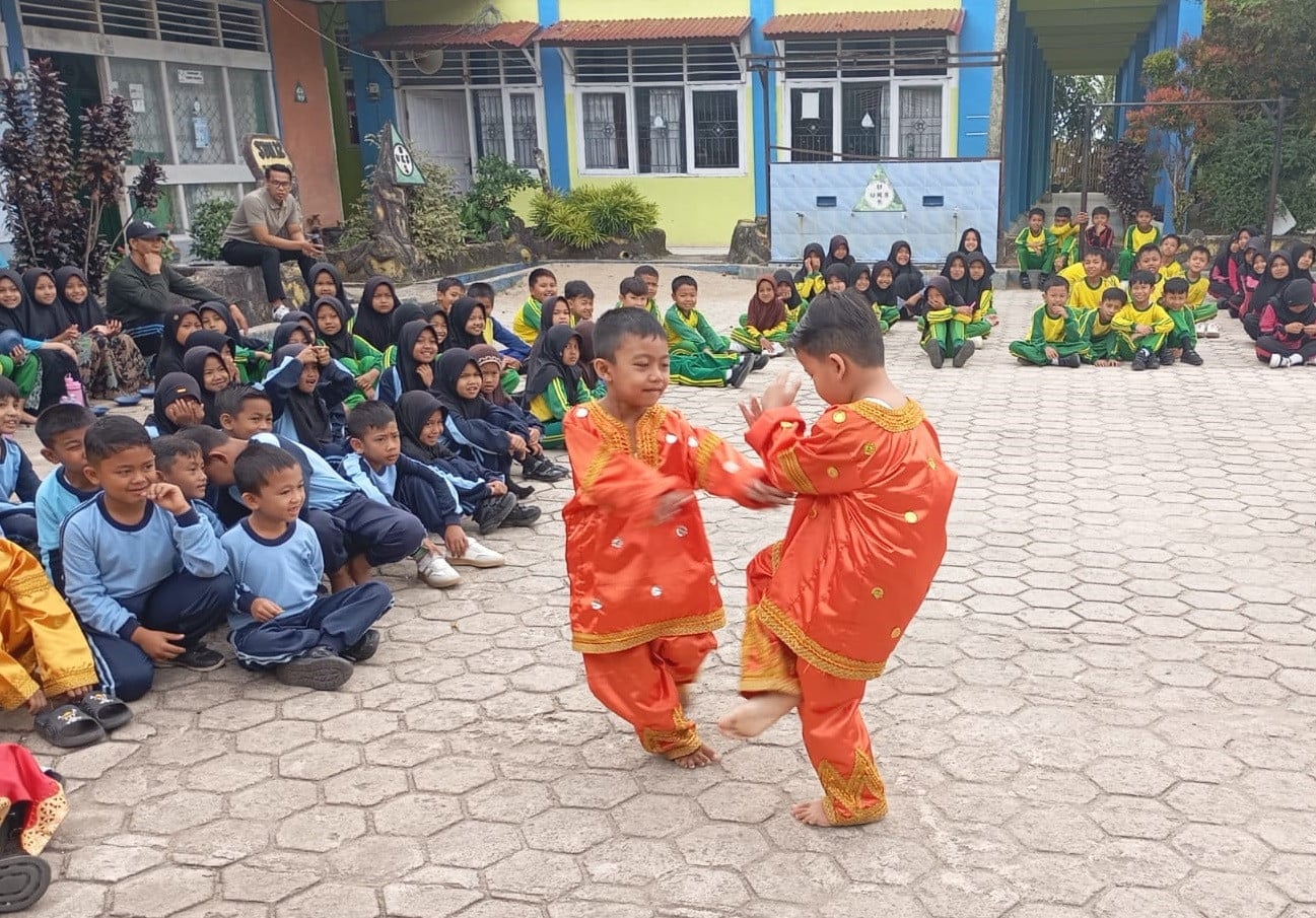 Tampilkan Bakat dan Budaya Lokal, SDN 12 Tanah Garam Hadirkan Program Pemikat Sepatu