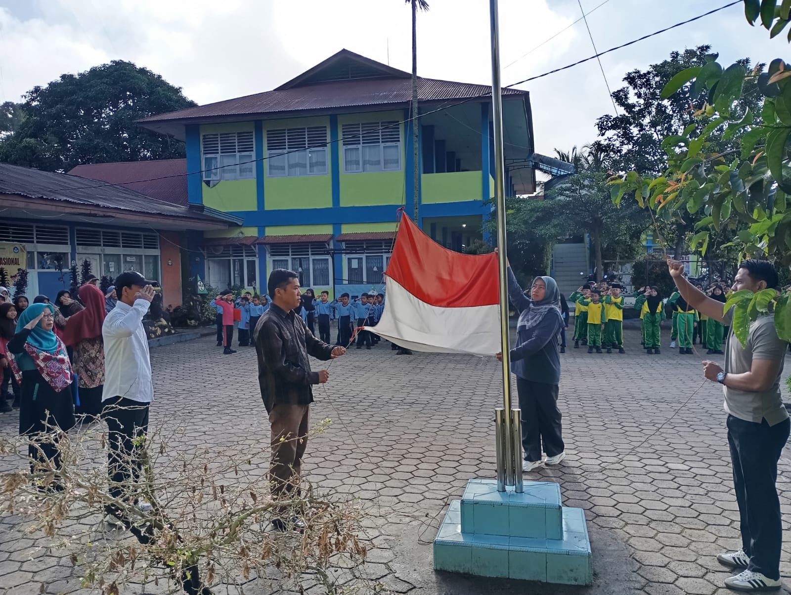Hardiknas di SDN 12 Tanah Garam Tampil Beda, Guru Jadi Petugas Upacara
