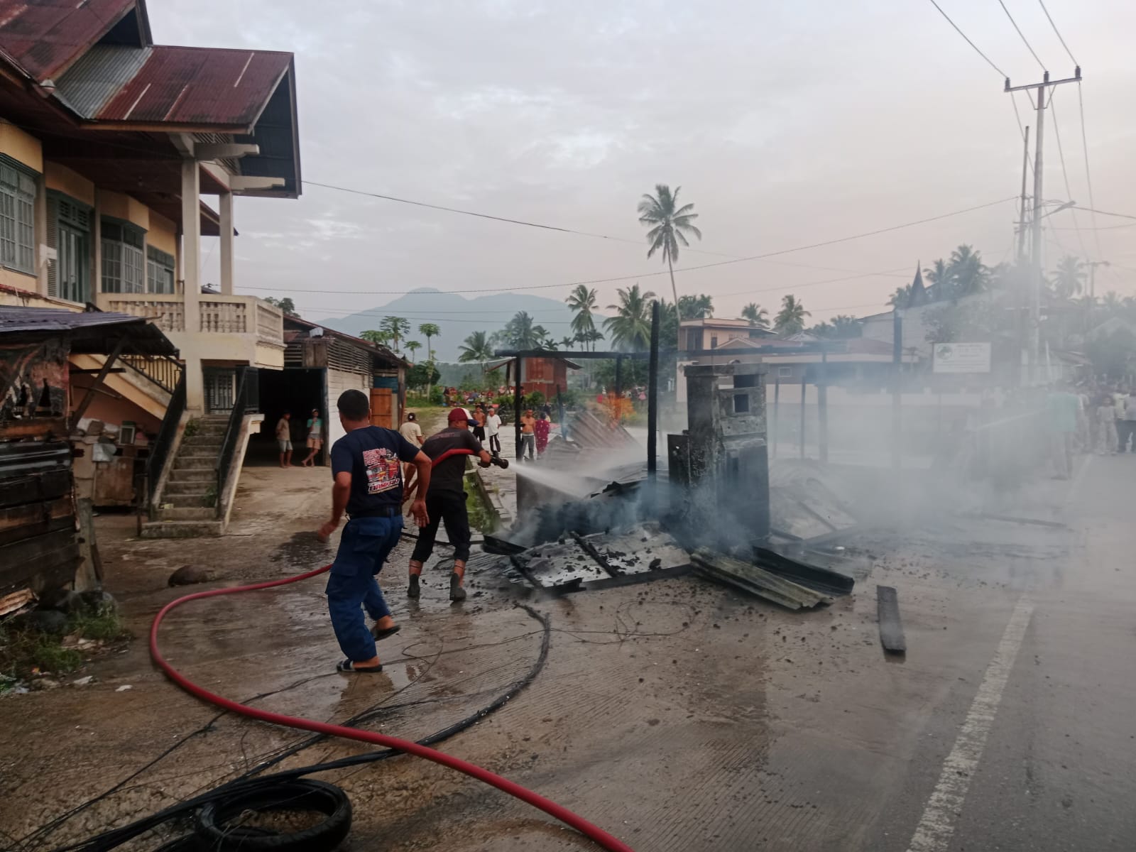 Sinergi Damkar Kota dan Kabupaten Solok Berhasil Jinakkan Kebakaran Pertamini di Selayo