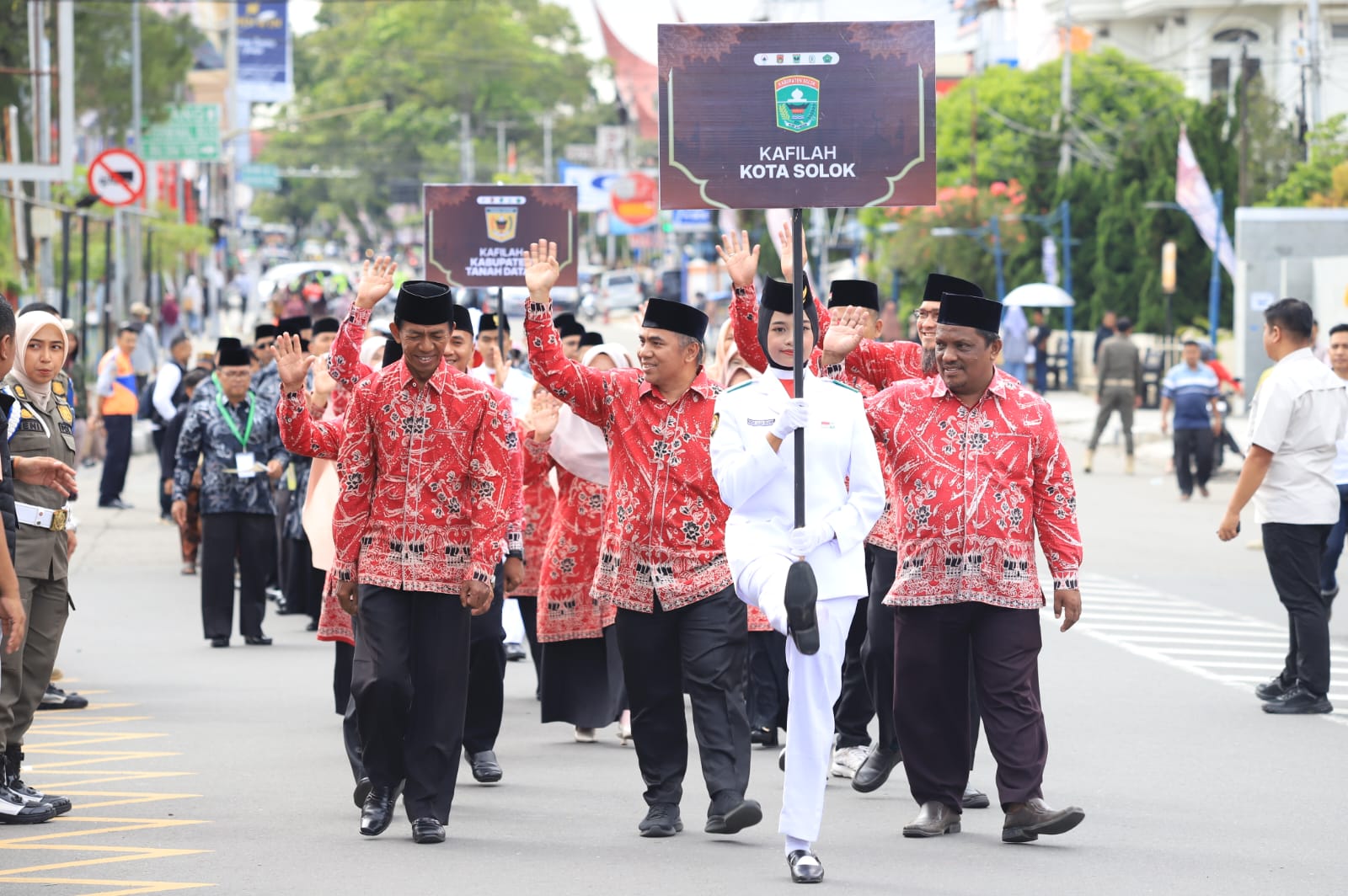 Kafilah Kota Solok Semarakkan Pawai Taaruf MTQ Sumbar ke-41 di Bukittinggi 