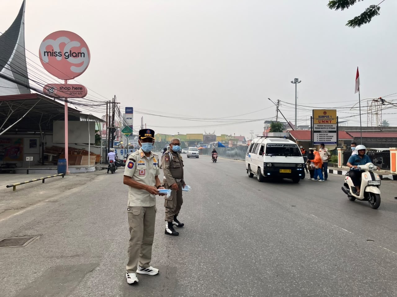 Kualitas Udara Menurun, Satpol PP dan Damkar Kota Solok Bagikan Masker Gratis