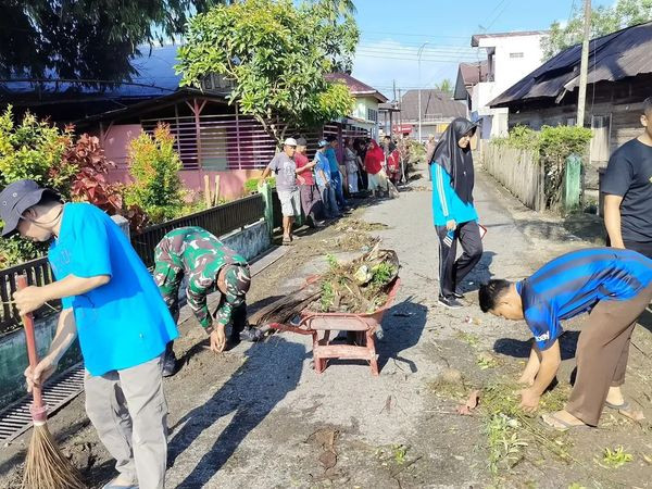 Babinsa Koramil 01/Kota Solok Goro Bantu Bersihkan Pekarangan Rumah Warga.