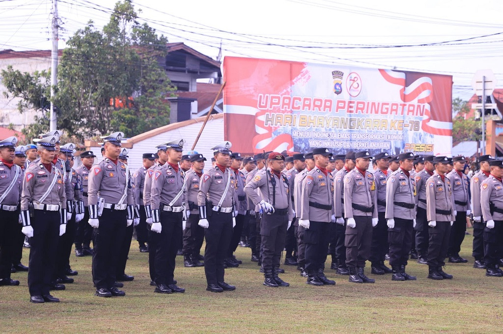 Kapolres Solok Kota Pimpin Upacara Peringatan Hari Bhayangkara di Balai Kota  