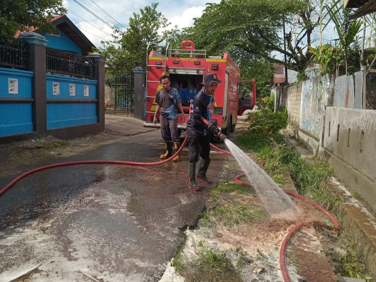 Damkar Kota Solok Bersihkan Belasan Lokasi Fasilitas Umum Pasca Ibadah Kurban