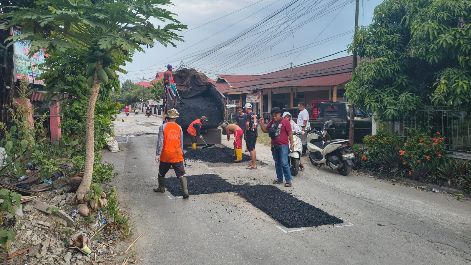 Tingkatkan Kenyamanan Masyarakat, Dinas PUPR Kota Solok Lakukan Pemeliharaan  Ruas Jalan Samping Jne - Air Mati (gang makmur) 