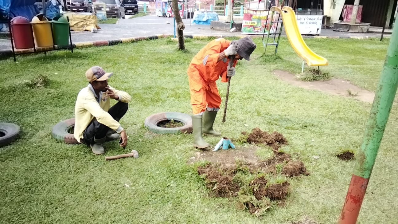 DLH Perbaiki Wahana Permainan Taman Ramah Anak di Taman Syech Kukut