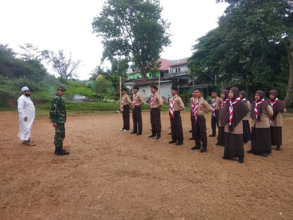 Bentuk Karakter Disiplin Sejak Dini, Babinsa Berikan Pelatihan PBB di Ponpes Darul Thalib