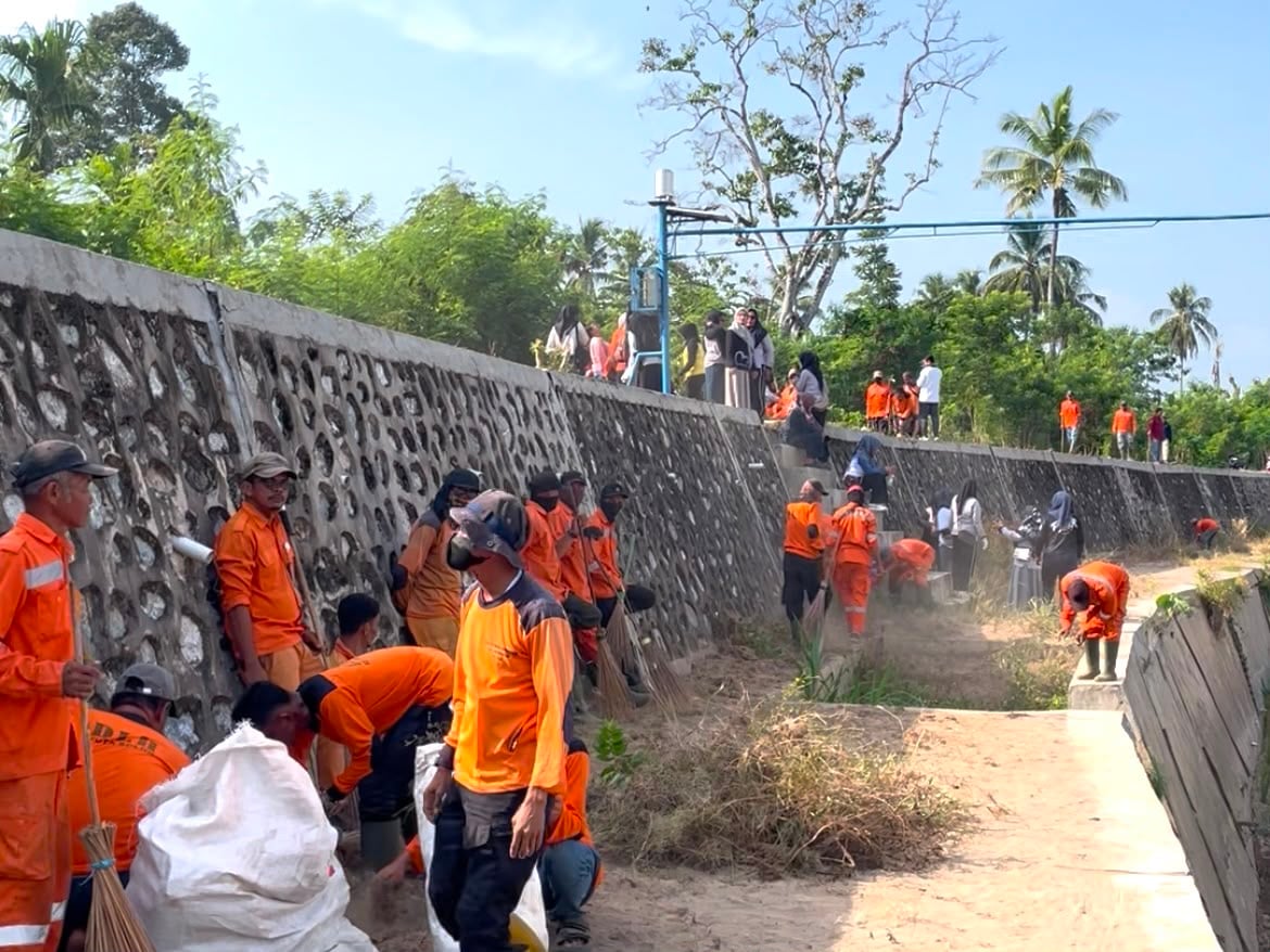 Ratusan Tenaga Kebersihan dan ASN Disperkim LH Gotong Royong Bersihkan Bantaran Sungai Taman Kalumpang