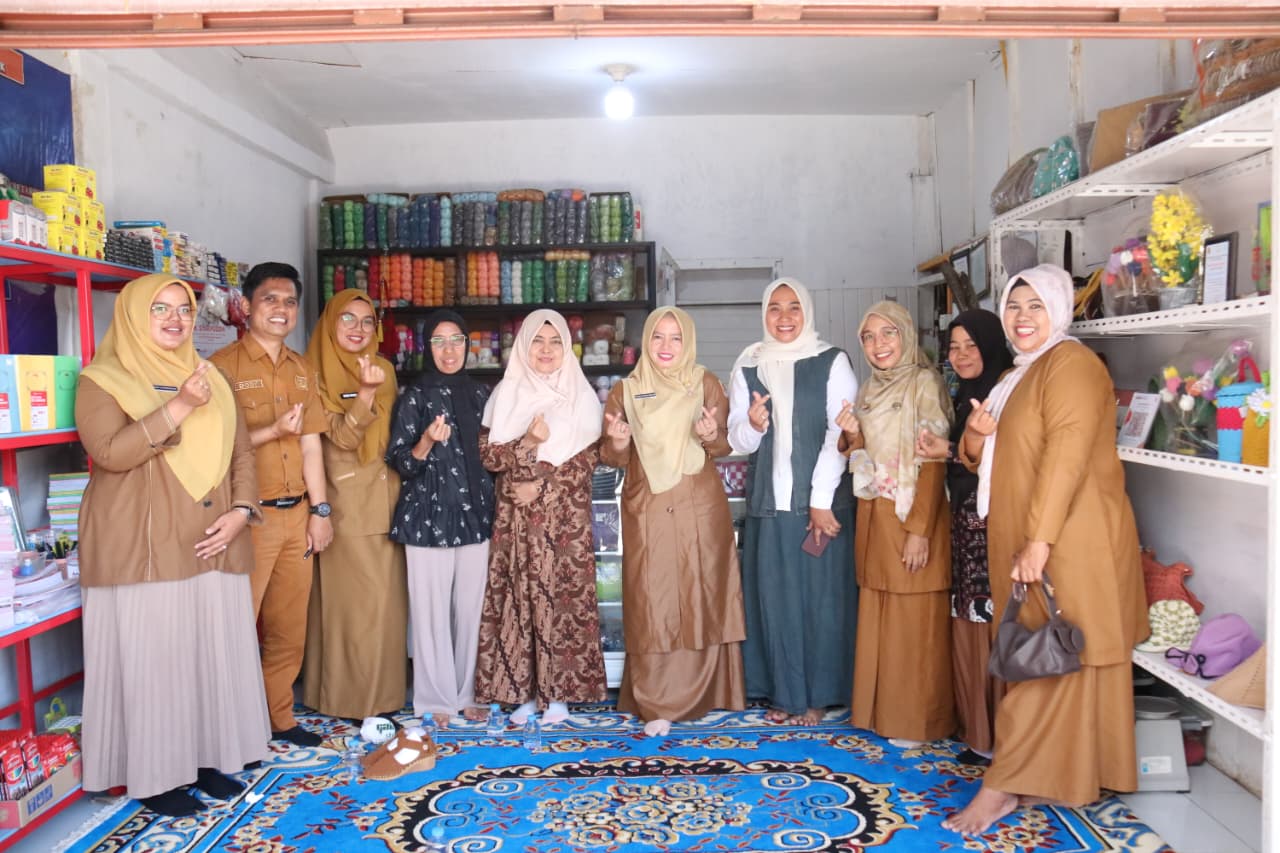 Perkuat Ekosistem Ekraf, Ketua Dekranasda Ny. Dona Ramadhani Bina Perajin Rajut Hingga Seni Bunga