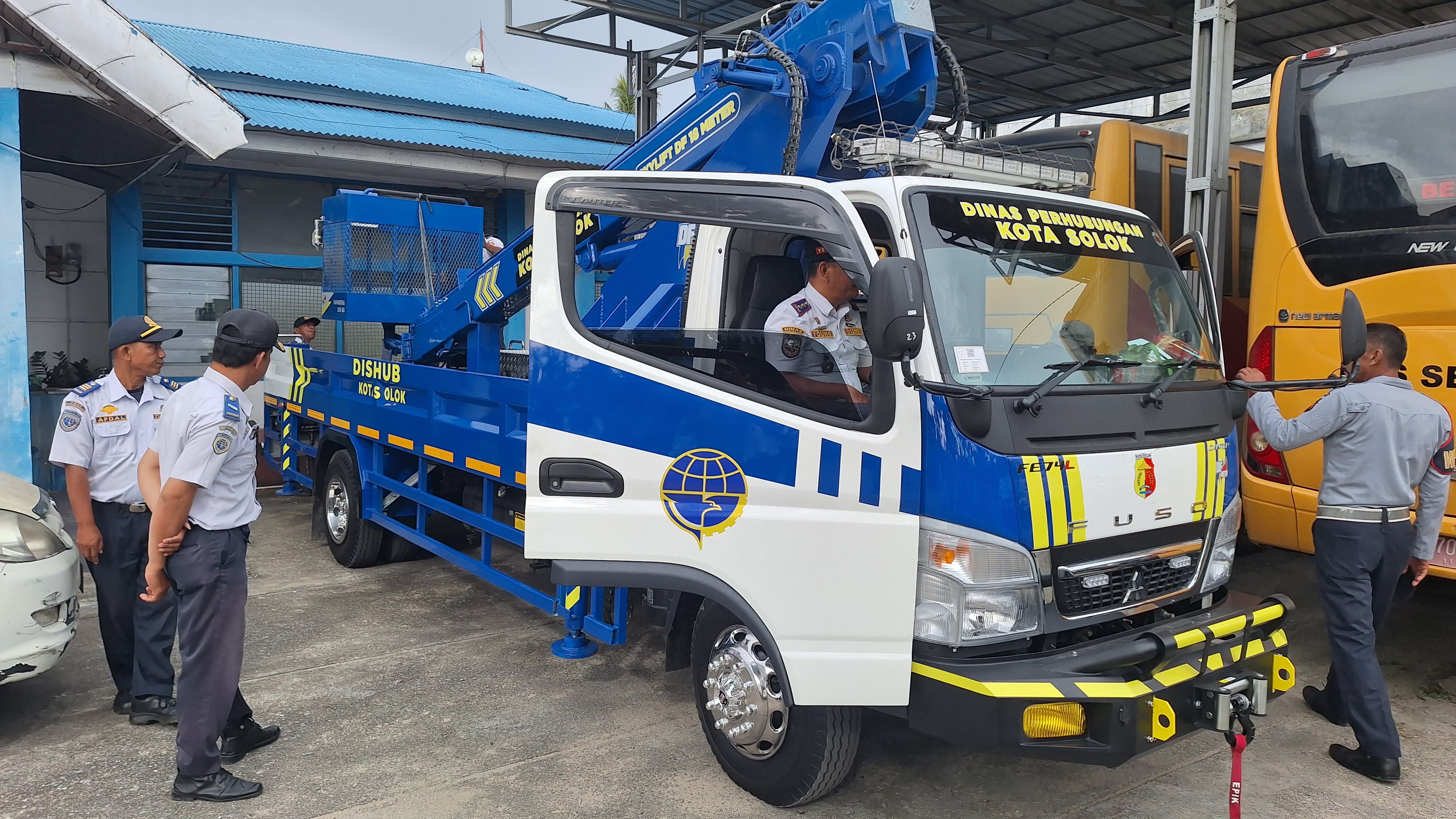 Dishub Kota Solok Perkuat Pemeliharaan PJU dengan Kendaraan Skylift