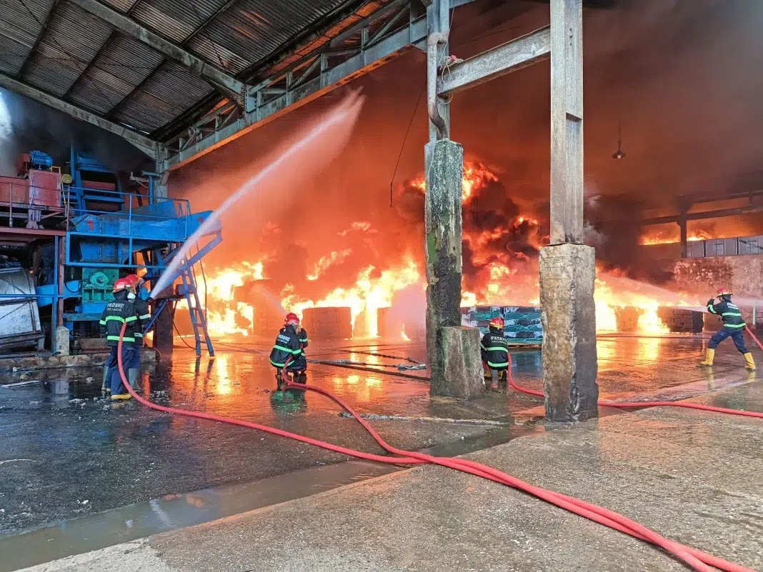Kebakaran Pabrik Karet di Padang, Damkar Kota Solok Bantu Padamkan Api