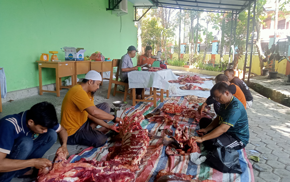 MAN Kota Solok Sembelih 4 Ekor Sapi Qurban, Siswa dan Warga Rasakan Manfaatnya