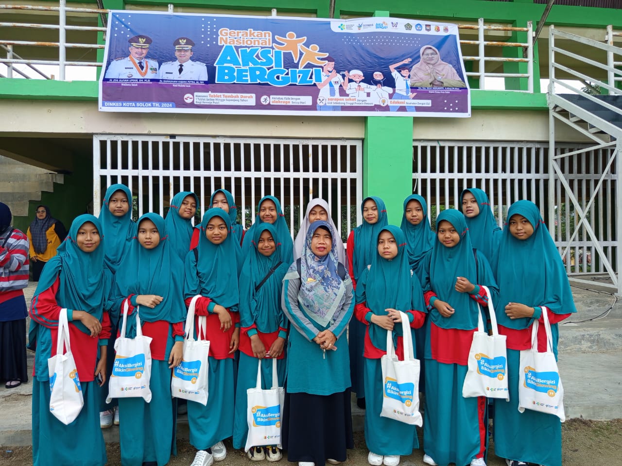 Siswi MTsN Kota Solok Berpartisipasi dalam Gerakan Nasional Aksi Bergizi