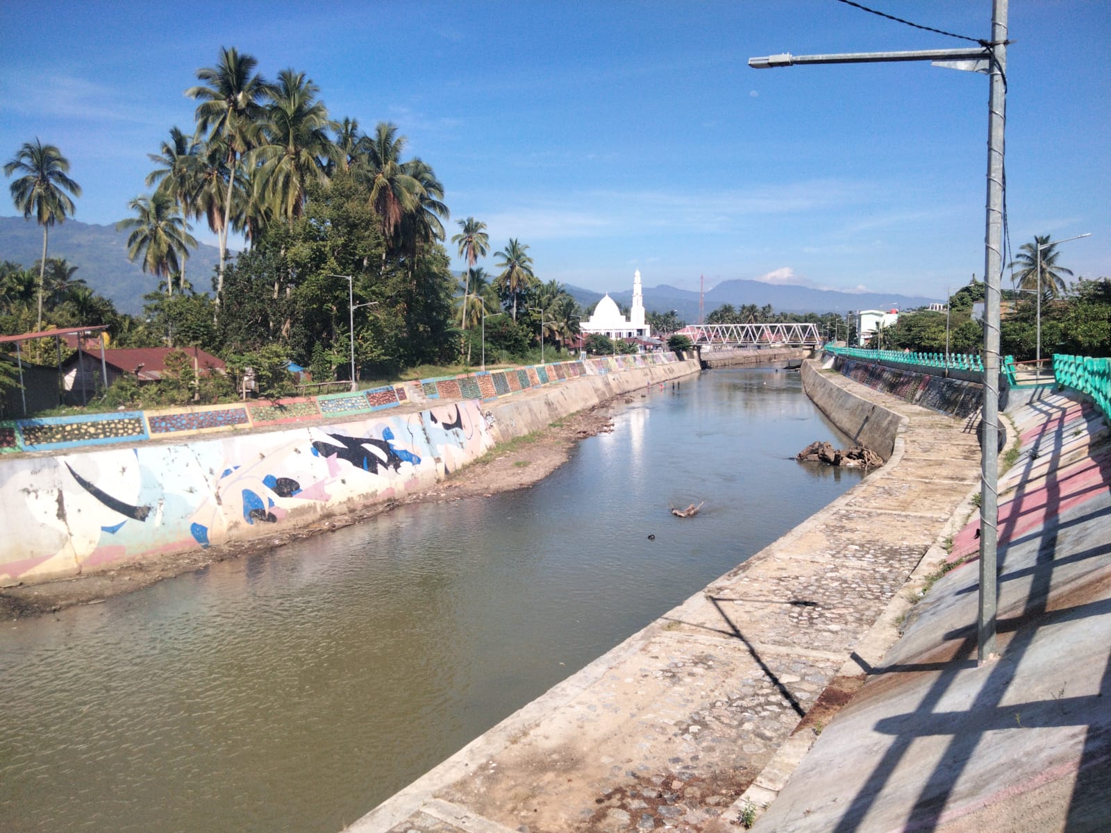 DLH Kota Solok Bersihkan Aliran Sungai Batang Lembang