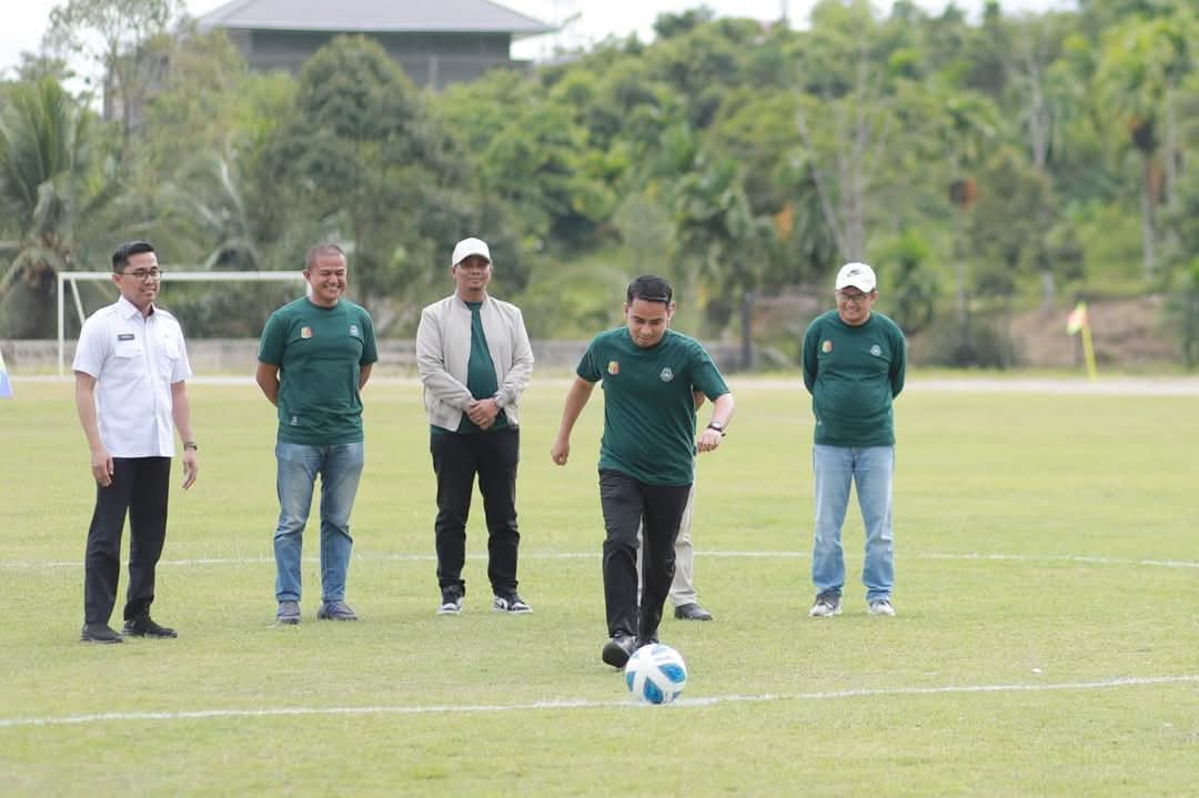 Sepakan Bola Pertama Wawako Ramadhani Buka Gelaran Turnamen Sepakbola Piala Walikota Solok 2024