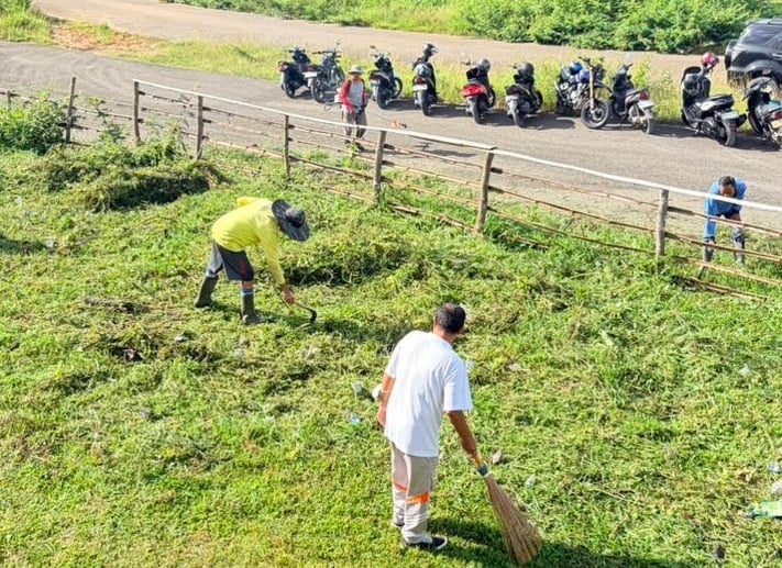 ASN Kominfo dan Disdukcapil Kota Solok Goro Bersama Warga di Laing