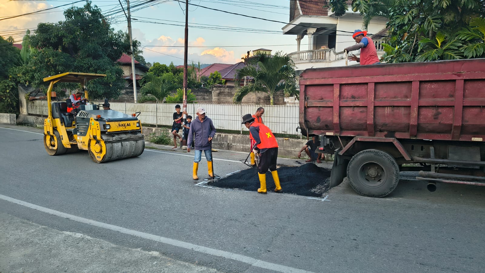 Dinas PUPR Lakukan Pemeliharaan Ruas Jalan Pandan Ujung – Gaung