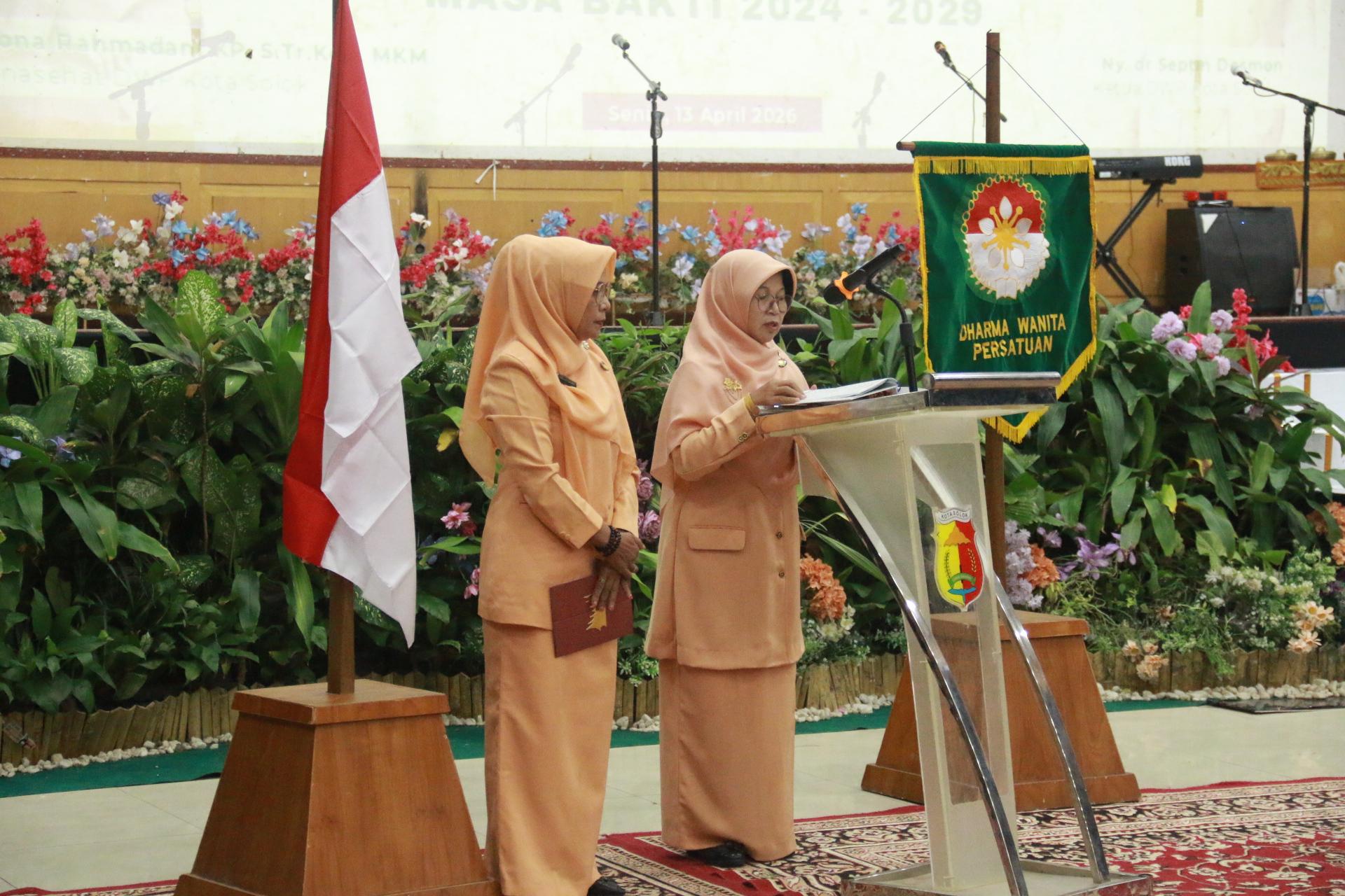 DWP Kemenag Ambil Peran dalam Pengukuhan Pengurus Antar Waktu DWP Kota Solok