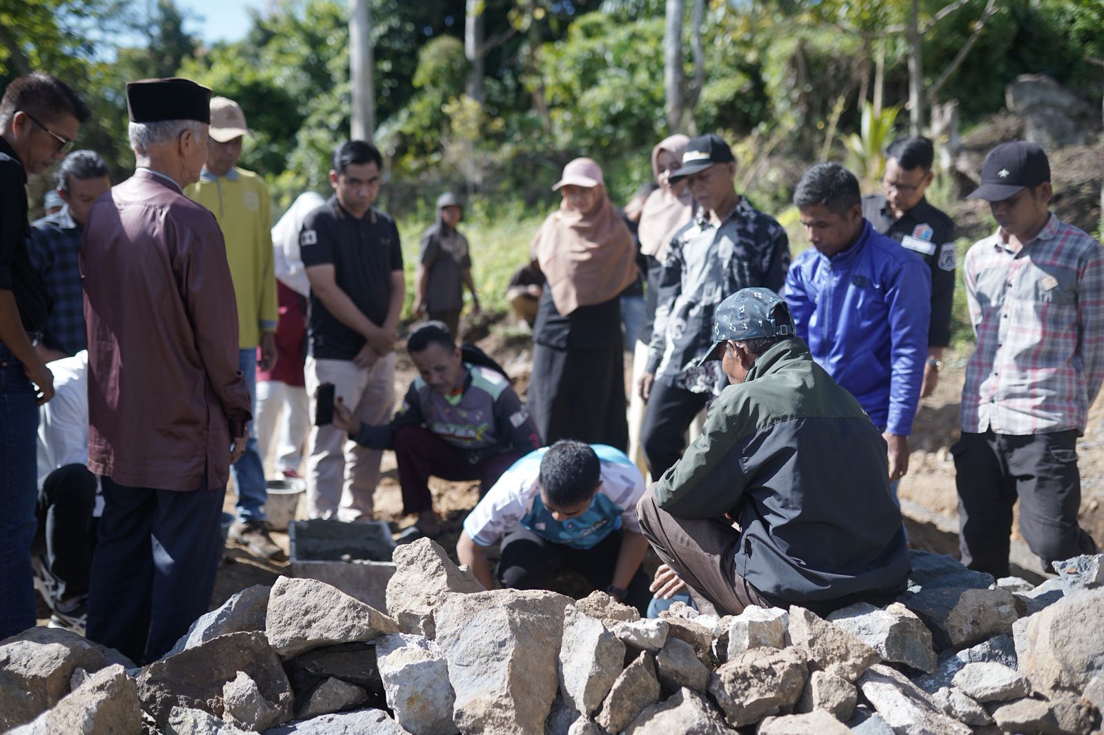 Wali Kota Solok Serahkan Bantuan Presiden kepada Warga Terdampak Bencana Hidrometeorologi